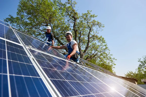 Two Technicians Sitting Metal Platform Installing Heavy Solar Photo Voltaic — Stock Photo, Image