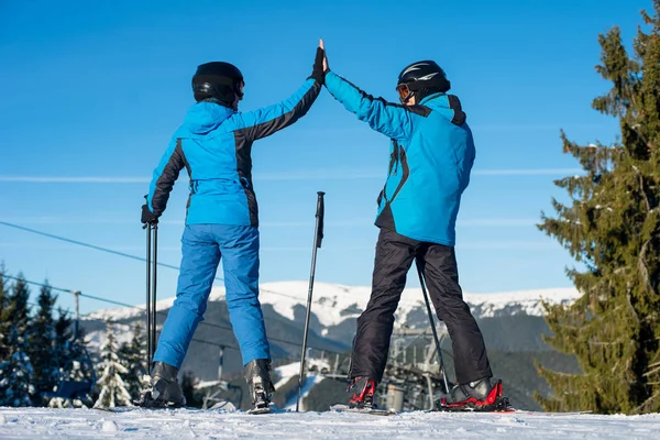 Zwei Die Einander Hoch Fünf Geben Lächelnd Mit Skiern Auf — Stockfoto