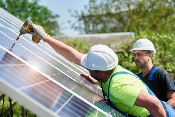 Két Szakemberek Működő Csavarhúzóval Napenergia Fotovoltaikus Panel Csatlakozik Platform Fém — Stock Fotó