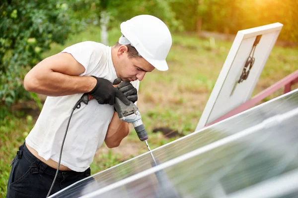 Profiel Van Professionele Technicus Werken Met Schroevendraaier Zonne Voltaïsche Foto — Stockfoto