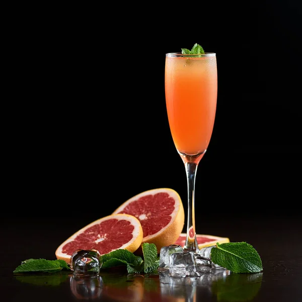 Komposition Aus Hohem Cocktailglas Mit Kaltem Sommerlich Erfrischendem Orangensaftgetränk Grapefruitscheiben — Stockfoto
