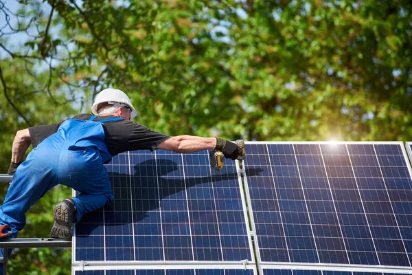 Técnico Profissional Conectando Painel Solar Plataforma Metal Usando Chave Fenda — Fotografia de Stock