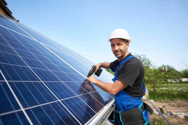 Técnico Sorrindo Montagem Painel Solar Para Plataforma Metal Usando Chave — Fotografia de Stock