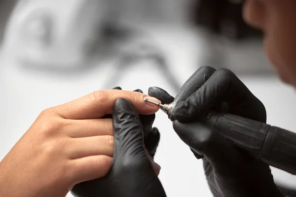 Крупный План Профессиональных Косметологов Черных Перчатках Работающих Электрической Дрелью Ногтях — стоковое фото