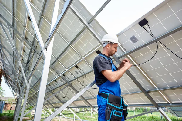 Junger Ingenieur Techniker Der Einem Strahlend Sonnigen Sommertag Elektrische Leitungen — Stockfoto