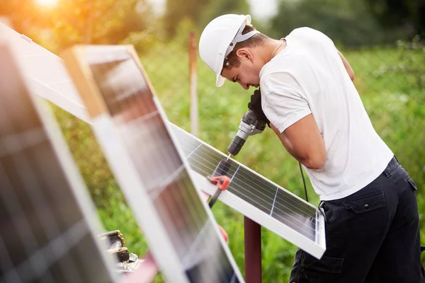 Perfil Trabalhador Profissional Capacete Que Conecta Painel Solar Fotovoltaico Plataforma — Fotografia de Stock