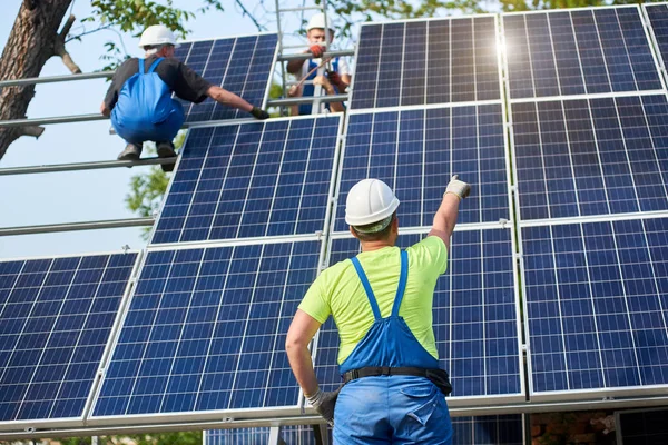 Baksidan Ingenjör Tekniker Står Framför Oavslutade Hög Exteriör Solpanel Foto — Stockfoto