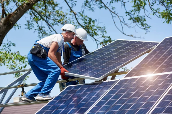 Two Young Technicians Installing Heavy Solar Photo Voltaic Panel Tall — Stock Photo, Image