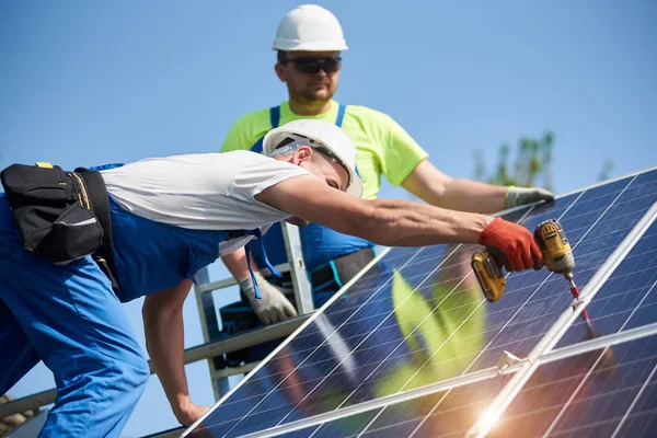 Deux Techniciens Professionnels Installant Panneau Solaire Photovoltaïque Sur Plate Forme — Photo