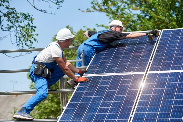 Two Young Technicians Mounting Screwdriver Heavy Solar Photo Voltaic Panel — Stock Photo, Image