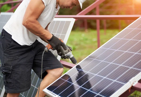 Visão Traseira Jovem Técnico Capacete Que Conecta Painel Solar Fotovoltaico — Fotografia de Stock