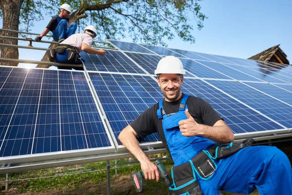 Portrait Technicien Souriant Avec Tournevis Électrique Montrant Pouce Avant Système — Photo