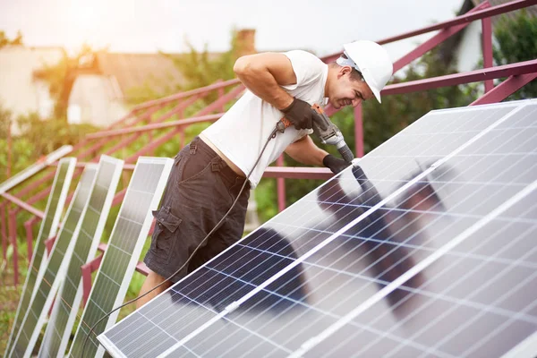 Visão Traseira Jovem Técnico Capacete Que Conecta Painel Solar Fotovoltaico — Fotografia de Stock