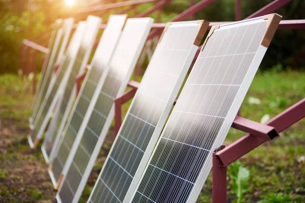 Fila Nuevos Paneles Solares Fotovoltaicos Brillantes Dispuestos Aire Libre Soleado — Foto de Stock