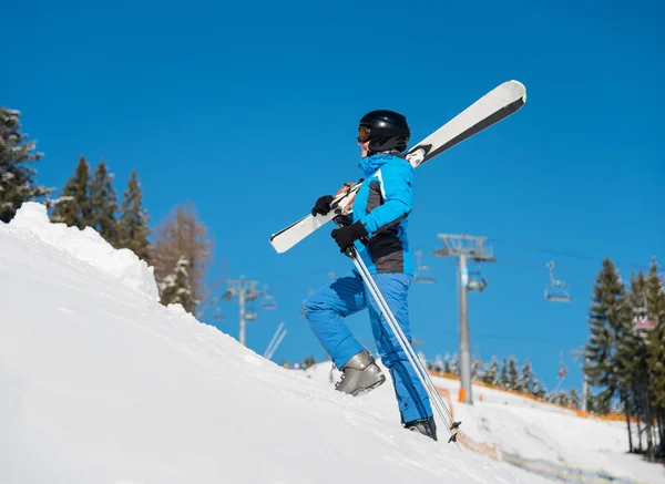 Vrouw Skiër Lopen Van Helling Bergen Uitvoering Van Haar Ski — Stockfoto