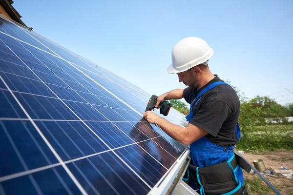 Techniker Verbinden Solarmodul Mit Metallplattform Mit Einem Elektrischen Schraubenzieher Auf — Stockfoto