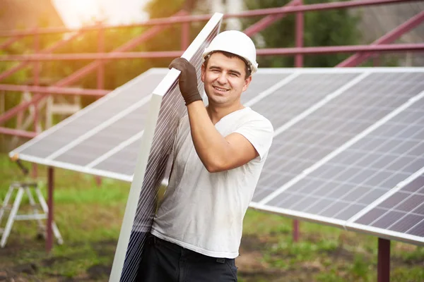 Jeune Travailleur Souriant Portant Casque Protection Grand Panneau Solaire Photovoltaïque — Photo