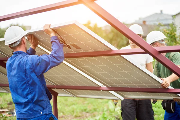 Três Técnicos Profissionais Que Conectam Painel Solar Fotovoltaico Plataforma Metal — Fotografia de Stock