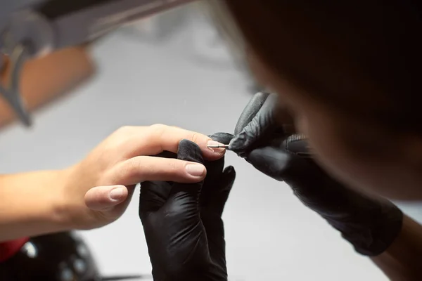 Крупный План Профессионального Мастера Маникюра Руки Работающие Клиентке Женщина Ногти — стоковое фото