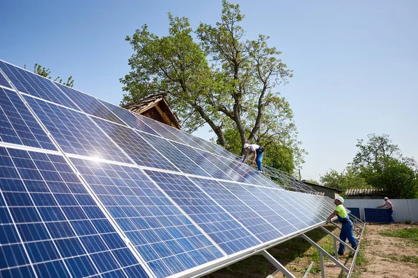 Dos Técnicos Instalan Instalación Del Sistema Fotovoltaico Del Panel Solar —  Fotos de Stock