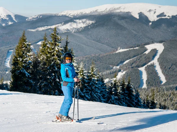 Tiro Comprimento Total Uma Mulher Feliz Esquiador Esqui Encosta Estância — Fotografia de Stock