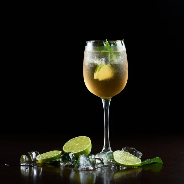 Hohes Kristall Cocktailglas Mit Kaltem Erfrischenden Saftigen Getränk Limettenscheiben Frischen — Stockfoto