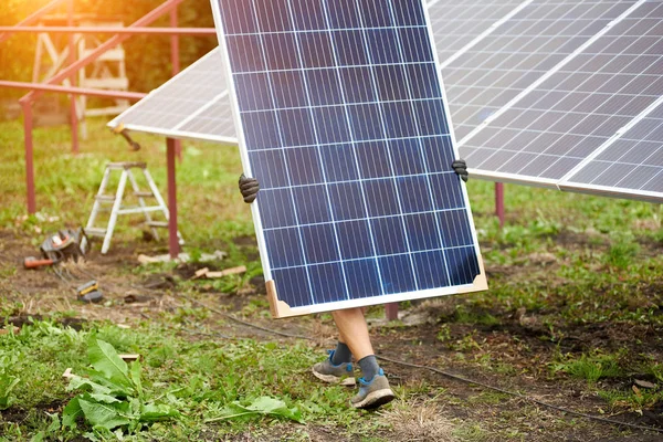 Piernas Del Trabajador Que Lleva Panel Solar Fotovoltaico Azul Brillante — Foto de Stock