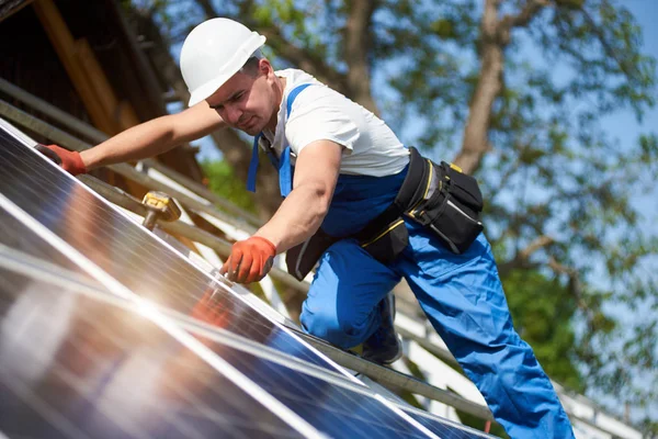 Professional Technician Installing Solar Photo Voltaic Panel Standing High Metal — Stock Photo, Image