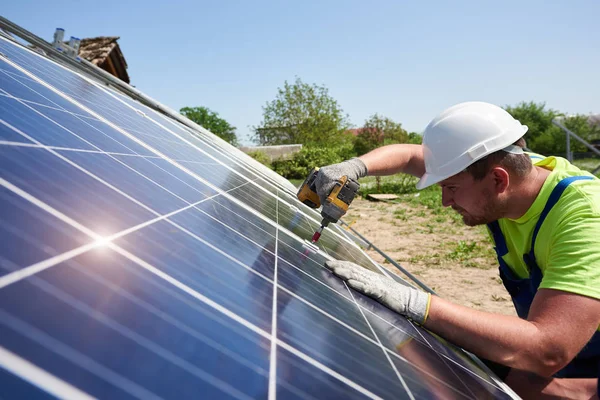 Szakember Dolgozik Csavarhúzóval Fényes Nap Fénykép Fotovoltaikus Panel Csatlakozik Platform — Stock Fotó