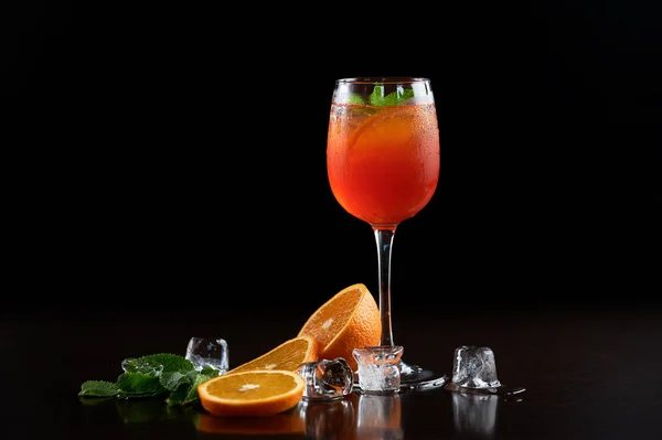 Hohes Kristall Cocktailglas Mit Kaltem Sommerlich Erfrischendem Saftigen Getränk Orangenscheiben — Stockfoto