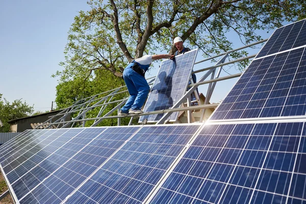 Двоє Працівників Високій Сталевій Платформі Встановлюють Важку Сонячну Фотоелектричну Панель — стокове фото