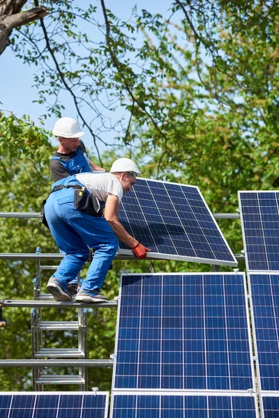 Dva Dělníci Montážní Těžké Sluneční Foto Fotovoltaických Panelů Vysoký Ocelová — Stock fotografie