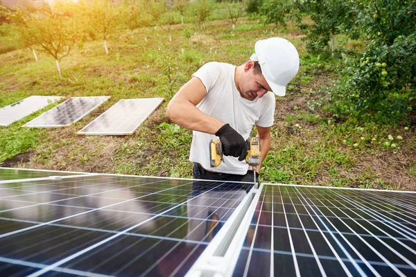 Jovem Técnico Trabalhando Com Chave Fenda Conectando Painel Solar Fotovoltaico — Fotografia de Stock