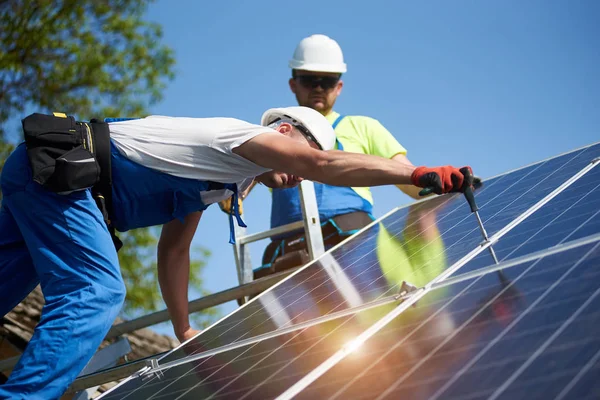 Zwei Professionelle Techniker Installieren Solar Photovoltaik Panel Auf Metall Plattform Stockfoto