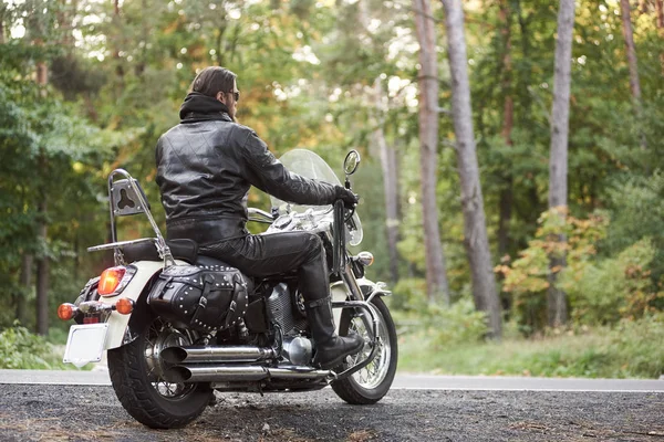 Back View Bearded Biker Black Leather Clothing Riding Cruiser Motorbike — Stock Photo, Image