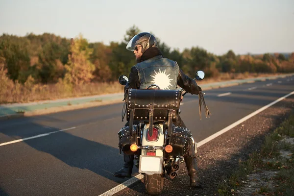 Вид Сзади Красивого Байкера Черной Кожаной Куртке Солнцезащитных Очках Мотоцикле — стоковое фото