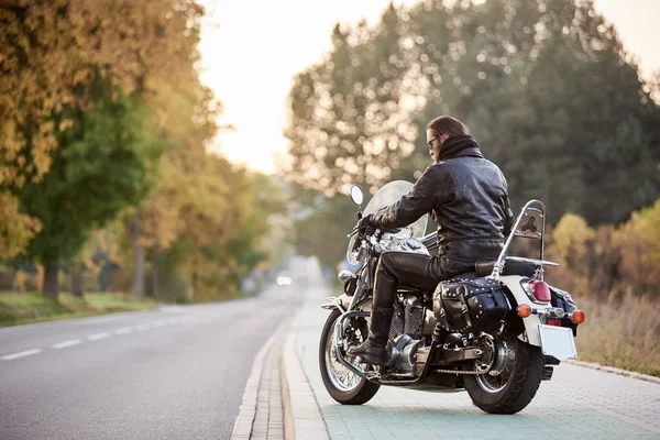 Baksidan Skäggiga Biker Med Långt Hår Svart Skinnjacka Sitter Kryssaren — Stockfoto