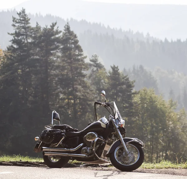 Negru Strălucitor Puternic Crucișător Motocicletă Parcat Marginea Drumului Gol Țară — Fotografie, imagine de stoc