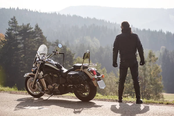 Вид Сзади Высокого Спортивного Мускулистого Мотоциклиста Черной Кожаной Одежде Стоящего — стоковое фото