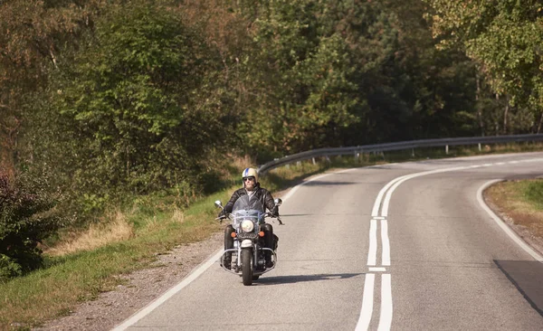 Skäggiga Motorcyklist Hjälm Solglasögon Och Svart Läder Kläder Ridning Cykel — Stockfoto