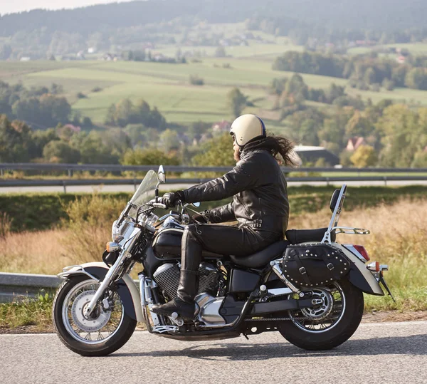 Sidovy Skäggiga Motorcyklist Hjälmen Och Svart Läder Kläder Ridning Cykel — Stockfoto