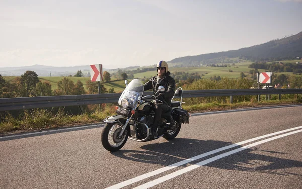 Motociclist Barbă Cască Ochelari Soare Îmbrăcăminte Din Piele Neagră Echitație — Fotografie, imagine de stoc