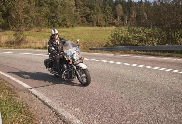 Skäggiga Biker Hjälm Solglasögon Och Svart Läder Kläder Rider Cruiser — Stockfoto