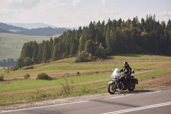 Kruvazör Motosiklet Arka Plan Bulanık Boş Virajlı Yolun Kenarında Güneşli — Stok fotoğraf