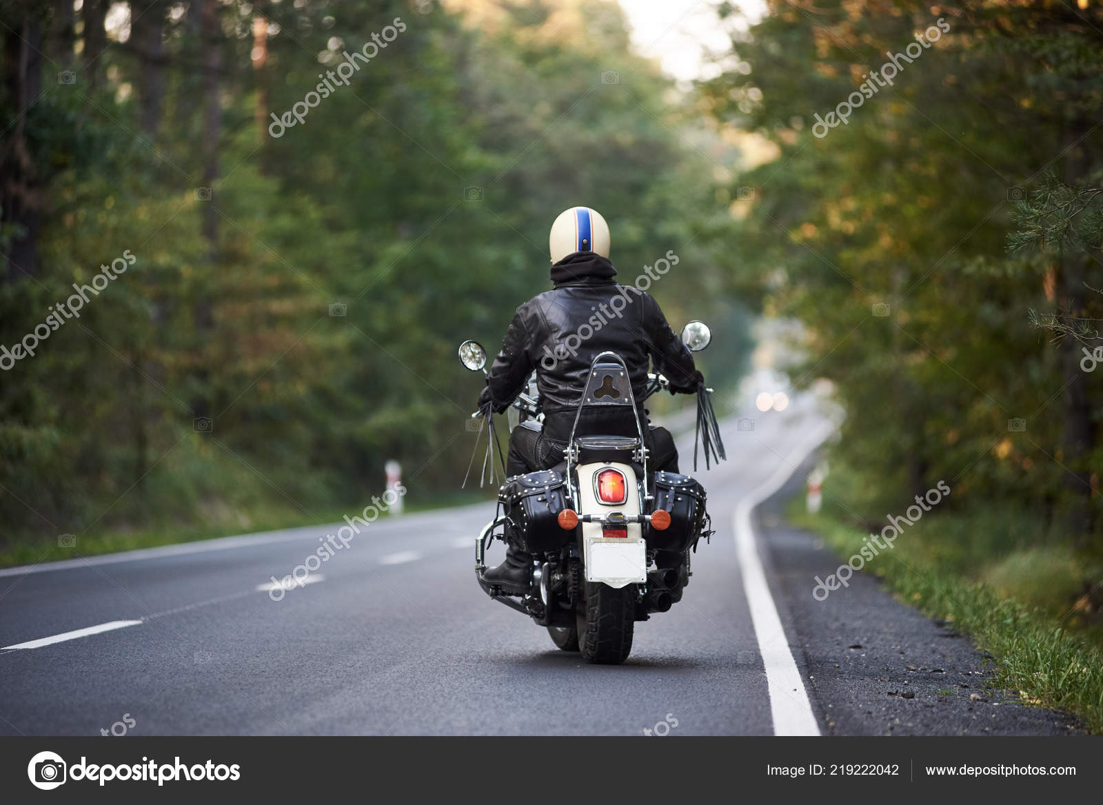 Visão Traseira Motociclista Jaqueta Couro Preto Capacete Branco Andando Moto  — Foto © anatoliy_gleb #219222042, image size:1600x1168