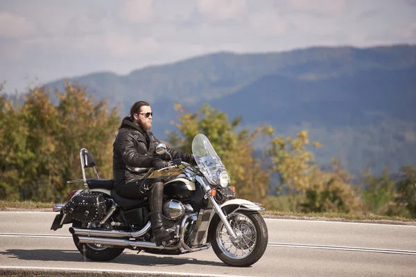 Sidovy Skäggig Långhårig Motorcyklist Solglasögon Och Svart Läderkläder Ridning Cruiser — Stockfoto