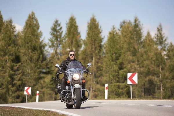 Ensam Motorcyklist Svart Läder Outfit Och Solglasögon Ridning Cruiser Motorcykel — Stockfoto