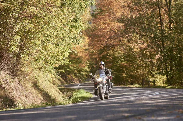 Sakallı Motosikletçi Kask Güneş Gözlüğü Siyah Deri Giyim Binme Kruvazör — Stok fotoğraf