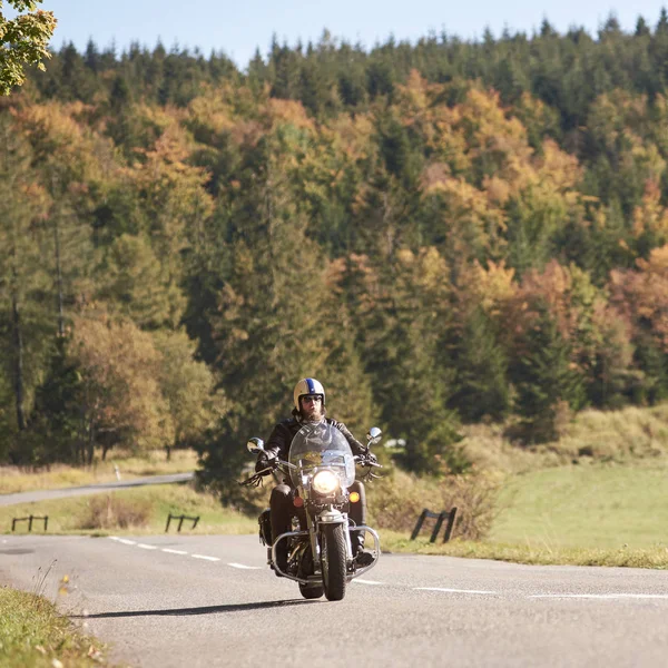 Motociclist Barbă Cască Ochelari Soare Îmbrăcăminte Din Piele Neagră Echitație — Fotografie, imagine de stoc