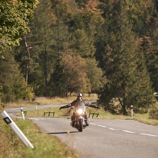 Motociclist Barbă Cască Ochelari Soare Îmbrăcăminte Din Piele Neagră Motocicletă — Fotografie, imagine de stoc
